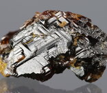 Almandin-spessartin - Golčův Jeníkov, rozměry vzorku: 19 x 8 mm. © Foto T. Kadlec